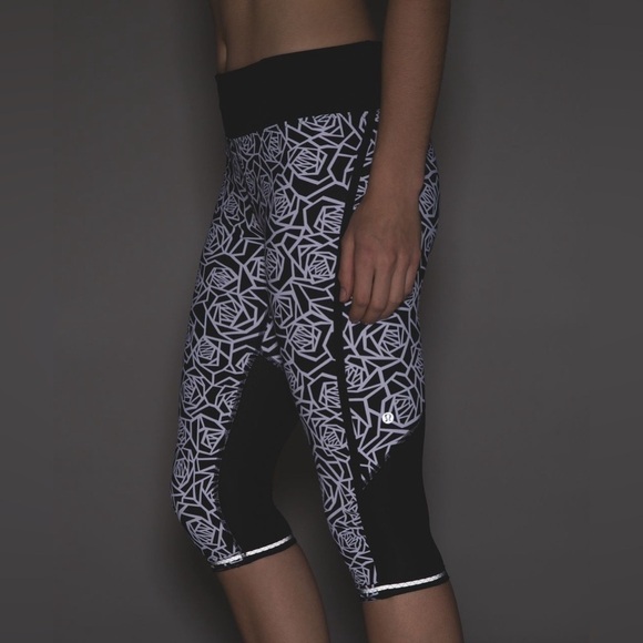 Lululemon Real Quick Crop *Full-On Luxtreme, Posey Black White/Black, Size 2 - Picture 6 of 12